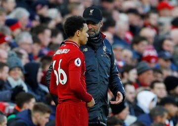 Liverpool manager Jürgen Klopp prepares to substitute on the returning Trent Alexander-Arnold.