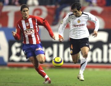 Vicente Rodríguez, exjugador del Valencia, durante un partido frente al Atlético.