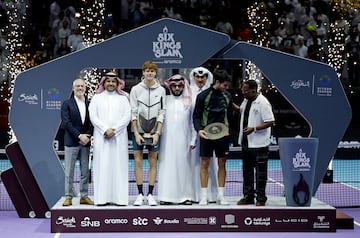 Tennis - 6 Kings Slam - Riyadh, Saudi Arabia - October 19, 2024 Spain's Carlos Alcaraz and Italy's Jannik Sinner are seen on the podium with trophies after the final with Chairman of the General Entertainment Authority, Turki Al-Sheikh and actor Martin Lawrence REUTERS/Hamad I Mohammed