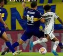 ¿Era penal de Izquierdoz? Tobar y el VAR salvaron a Boca...
