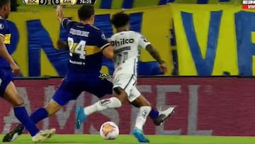 ¿Era penal de Izquierdoz? Tobar y el VAR salvaron a Boca...