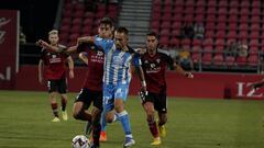 Víctor Olmo, durante el Mirandés - Málaga de esta temporada.