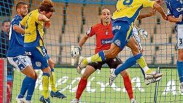 <b>NO PUDO SER. </b>Marcos Márquez intenta el remate, pero no fue la tarde de los amarillos ayer en tierras jerezanas.