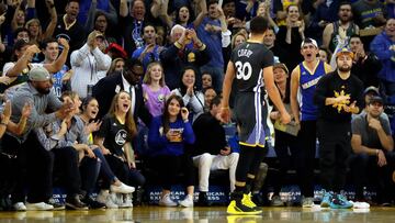 Stephen Curry, tras anotar un triple ante Milwaukee Bucks.