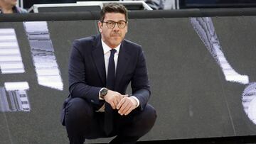 GRA139. BILBAO, 19/03/2017.- El técnico griego del UCAM Murcia CB, Fotis Katsikaris, durante el partido correspondiente a la vigésimo quinta jornada de la Liga Endesa disputado, ante el Bilbao Basket, en el Bilbao Arena. EFE/Luis Tejido