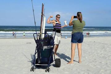 Un pescador se hace una foto frente al mar en Florida.