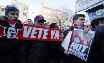 Las protestas de la afición de Rayo contra el fichaje de Zozulya y Martín Presa