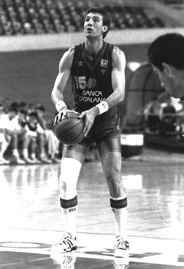 A Juan Antonio San Epifanio siempre se le conoci車 por su hipocor赤stico de tres letras, Epi, un alero con un instinto anotador incre赤ble, Mister Europa en 1984, pareja de gestas de Fernando Mart赤n en la Selecci車n y su n谷mesis en la batalla de clubes, en aquellos Madrid-Bar?a imborrables, antes incluso de la llegada de Norris. A estas alturas y despu谷s de todos los 谷xitos de Espa?a, solo Pau Gasol le supera en el total de puntos: 3.507 frente a 3.358 de &Super Epi* tras 239 partidos en 15 a?os, 3 meses y 19 d赤as como internacional. Uno de los grandes h谷roes de la plata de Los ?ngeles 84. ?La NBA? ※Tuve la oportunidad, primero con la opci車n de ir a dos universidades que eran estupendas, Indiana y Kentucky, que hubiera sido el paso previo. Y luego enfrent芍ndome a equipos americanos, no NBA, ya que siempre hab赤a alguno que me dec赤a que podr赤a jugar all赤. Pero la vida de ahora no es la de entonces. Aquellos viajes en avi車n, irte a vivir tan lejos#".