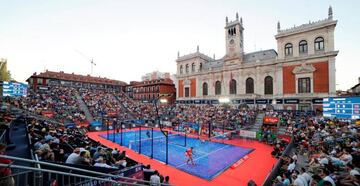 La pista central del Valladolid Open del World Padel Tour al atardecer.