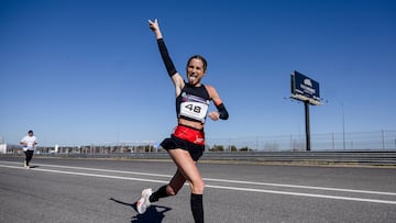 SAN SEBASTIÁN DE LOS REYES (MADRID), 04/02/2025.- La atleta navarra Estefanía Unzu, más conocida como Verdeliss, dio este miércoles un nuevo paso en su hazaña de correr siete maratones, en siete días consecutivos y en siete continentes, y de paso, hacerlo para recaudar fondos que contribuyan a investigar una enfermedad rara. El circuito del Jarama, en la localidad madrileña de San Sebastián de los Reyes, fue el escenario del quinto maratón protagonizado por Verdeliss, de 39 años, junto con otros 65 corredores de distintos países del mundo. EFE/Daniel González