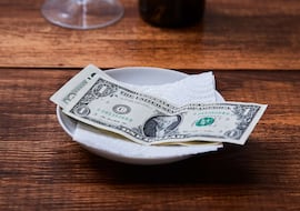 Un estadounidense pregunta si debería dejar propinas en España y le llueven las críticas en un comentario: “No eres un privilegiado”