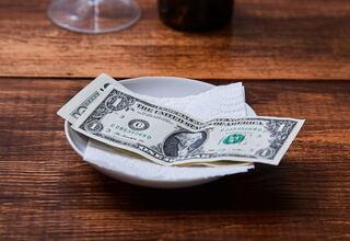 Un estadounidense pregunta si debería dejar propinas en España y le llueven las críticas en un comentario: “No eres un privilegiado”