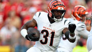 KANSAS CITY, MISSOURI - SEPTEMBER 15: Zack Moss #31 of the Cincinnati Bengals carries the ball during the game against the Kansas City Chiefs at GEHA Field at Arrowhead Stadium on September 15, 2024 in Kansas City, Missouri. (Photo by Jamie Squire/Getty Images)