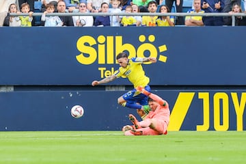 17/11/24 PARTIDO SEGUNDA DIVISION CADIZ - CORDOBA PENALTI A ROGER MARTI