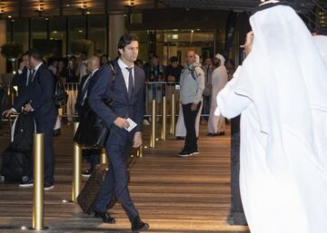 Santiago Solari en el aeropuerto de Abu Dabi.