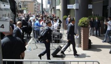 La afición esperaba a los jugadores del equipo merengue a su llegada al hotel de concentración.