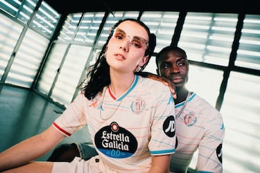 La segunda equipación, con la que honra sus inicios al recordar los clubes que se fusionaron para crear el Real Valladolid Deportivo, allá por 1928. De la fusión del Club Deportivo Español, que aportó el azul, y de la Real Unión Deportiva, que puso el rojo, nació el emblemático violeta que ha llegado a nuestros días y creando una nueva camiseta de líneas azules y rojas junto con un escudo que cambia de color al moverlo.