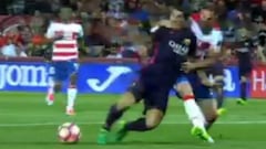 El Barça pidió penalti por un agarrón de Lombán a Luis Suárez
