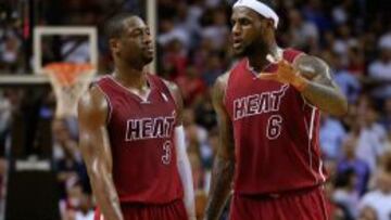 Dwyane Wade #3 charla con LeBron James #6 durante el partido disputado por Miami ante los Pacers.