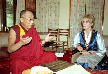 Joanna Lumley, actriz, exmodelo, escritora y presentadora de televisión británica.​