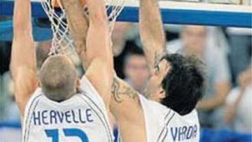 <b>MÁS INCISIVOS. </b>Hervelle y Varda palmean un balón al alimón.