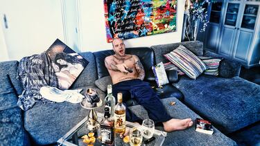 Jugador holandés, acabó su carrera futbolística a los 31 años de edad.Tuvo problemas familiares y era adicto a las drogas y al alcohol, lo que le llevó a la ruina. En más de una ocasión, el centrocampista dijo que se arrepentía y que estaba avergonzado de no haberse esforzado más por superar dichos problemas.