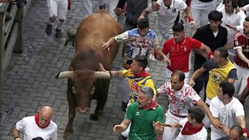 GR7029. PAMPLONA, 14/07/2019.-Los toros de la ganader&iacute;a sevillana de Miura, a su paso por el tramo de la entrada de la plaza de Toros de la ciudad, durante el octavo y &uacute;ltimo encierro de los Sanfermines 2019. EFE/Javier Liz&oacute;n