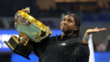 Coco Gauff, con el trofeo de campeona del China Open.