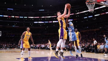 Ivica Zubac captura un rebote ante los Nuggets.