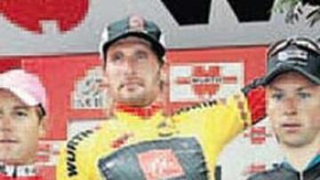 <b>PODIO. </b>Vladimir Karpets flanqueado por Kirchem y Devolder.