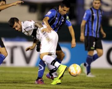 Jhon Santander lucha la pelota con José Núñez.