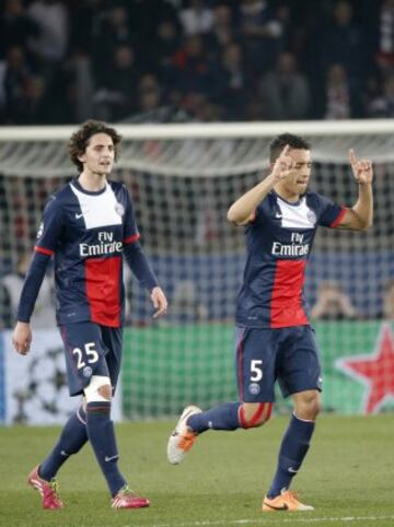 Marquinhos del Paris Saint-Germain celebrando despues de anotar su primer gol en el partido de la UEFA Champions League del partido de vuelta entre París Saint-Germain FC y el Bayer Leverkusen en el estadio Parc des Princes