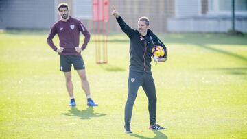 Garitano, con Raúl García en segundo plano, da instrucciones a su plantilla.