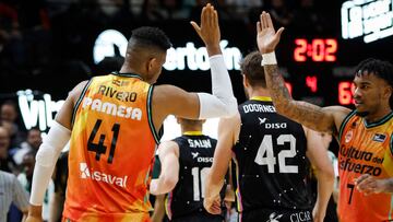 Jasiel Rivero y Chris Jones se saludan tras la victoria del Valencia Basket ante el Lenovo Tenerife.