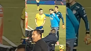 Lo que nadie vio: Diego Valdés salió a defender a Fidalgo y recibió un empujón por él