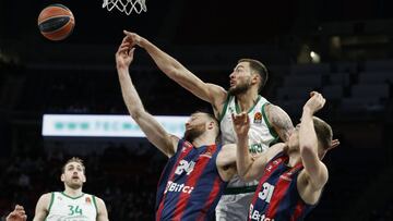Joffrey Lauvergne, pívot del Zalgiris, lucha el rebote con Matt Costello y con Rokas Giedraitis, del Baskonia.