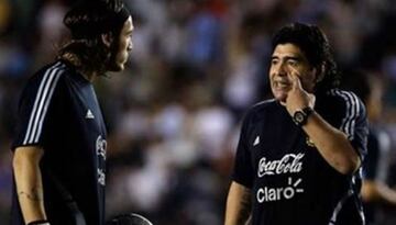 Campestrini y Maradona conversan en la antesala de un partido de la Albiceleste.