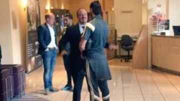 Benitez charla con Bale en el hotel de Gales en Cardiff.