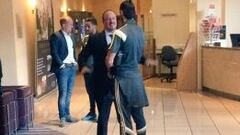 Benitez charla con Bale en el hotel de Gales en Cardiff.