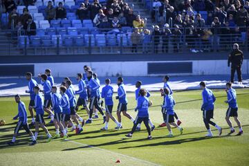 Los jugadores calientan frente al público que se acercó a Valdebebas.