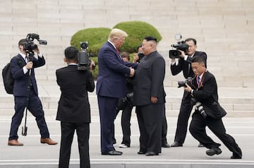 Reunión histórica entre Donald Trump y el líder norcoreano, Kim Jong-un, en una zona desmilitarizada en Corea del Sur.