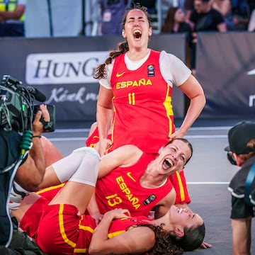 Las jugadores de la Selección española femenina 3x3 celebran la canasta de espaldas sobre la bocina de Gracia Alonso y la clasificación para los Juegos Olímpicos de París.