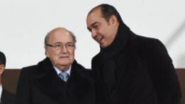 Mohammed Ouzzine junto con Joseph Blatter, antes del partido entre el Real Madrid y el Cruz Azul.