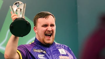 El jugador ingl¨¦s de dardos Luke Littler posa con el trofeo de subcampe¨®n tras caer ante Luke Humphries en la final del Mundial de Dardos 2024.