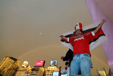 Los aficionados de River celebran el triunfo de su equipo en la Final de la Copa Libertadores ante Boca en la Plaza del Obelisco.