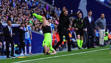El rbitro asistente Alberto Rodrguez Moreno se levanta as del suelo. 
