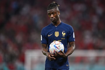 Camavinga nació en un campo de refugiados en Angola, su familia huía de la guerra en el Congo. Cuando tenía 2 años se mudaron a Francia donde creció y se formó como futbolista. En 2019 consiguió la nacionalidad sa y debutó con la Selección en 2020.