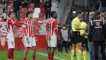 JUGADORES PROTESTANDO LA DECISION DEL ARBITRO PROTESTA