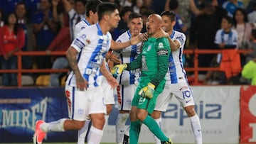 PAC31. PACHUCA (MÉXICO) 29/04/2017 - Los jugadores de Pachuca festejan el gol de ultimo minuto de Oscar Perez (de verde), durante el partido entre Tuzos del Pachuca vs Cruz Azul, correspondiente a la jornada 16 del torneo Clausura 2017, celebrado hoy, sábado 29 de abril de 2017, en el estadio Hidalgo de la Ciudad de Pachuca (México). EFE/David Martinez Pelcastre