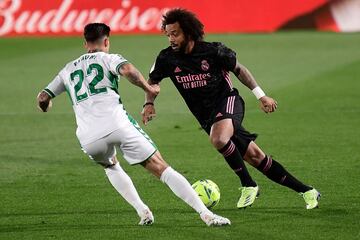 Marcelo controla el balón ante Emiliano Rigoni.